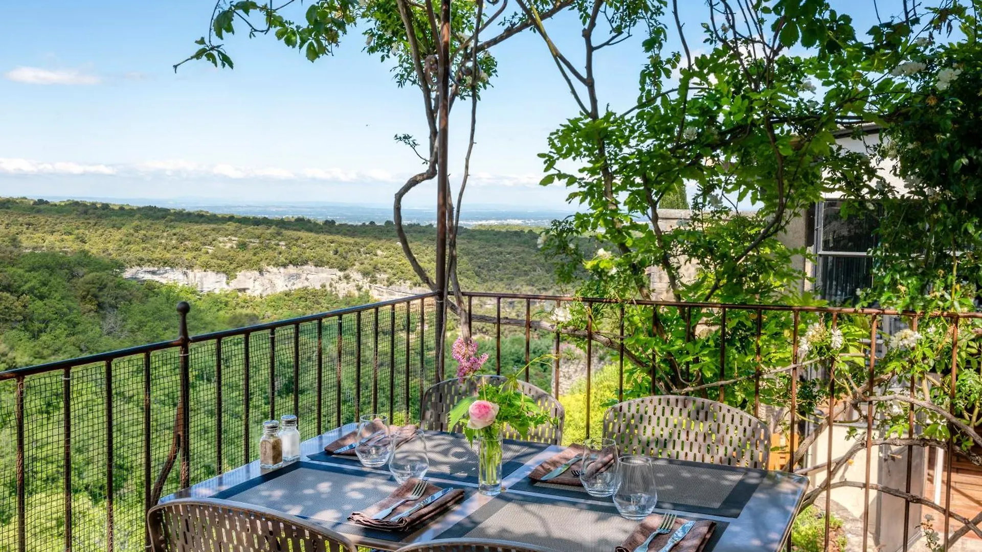 Hotel Restaurant Les Remparts Venasque France